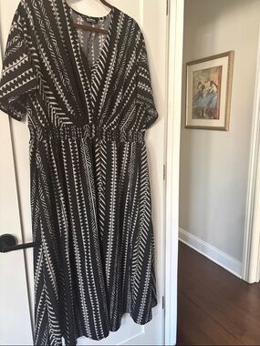 BloomChic Black & White Geometric Midi Dress. US 18 women’s plus.